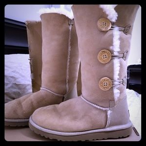 Ugg with bailey button triplet